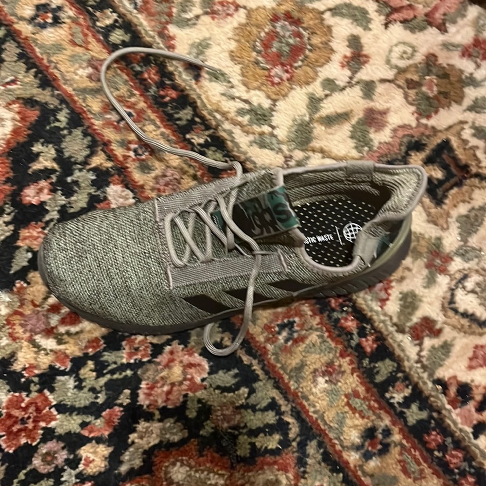 Good condition worn a couple times size 11 1/2 colors, camo and light green